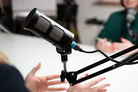 Zwei nicht erkennbare Frauen bei einer Tonaufnahme